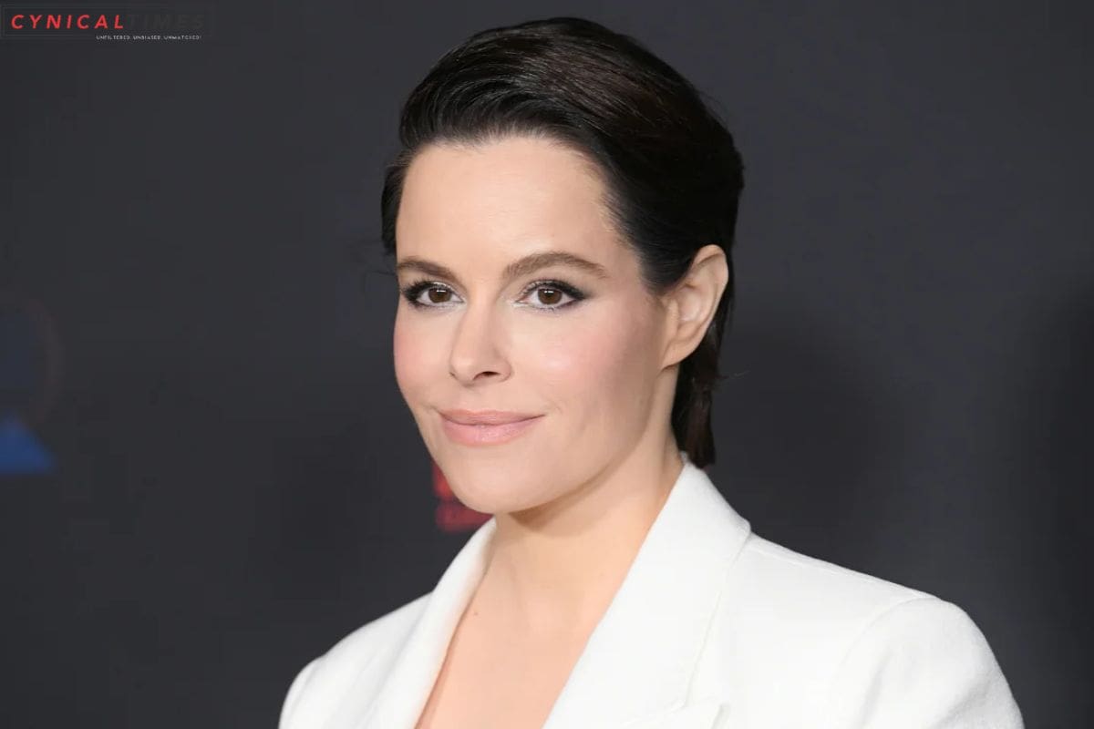 Emily Hampshire Apologizes