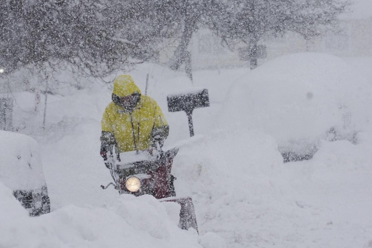 Workers Brave 10-Foot Snow Tunnel (3)